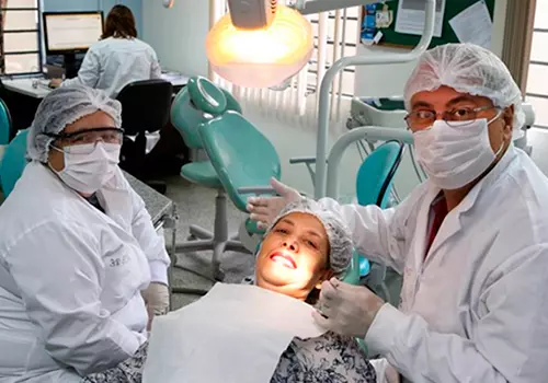 Veja como solicitar gratuitamente implante dentário via SUS