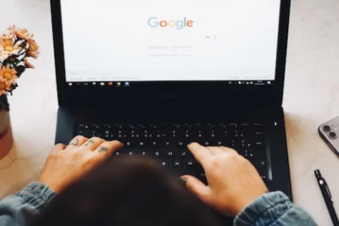 Aprenda a baixar e salvar imagens do Google no celular